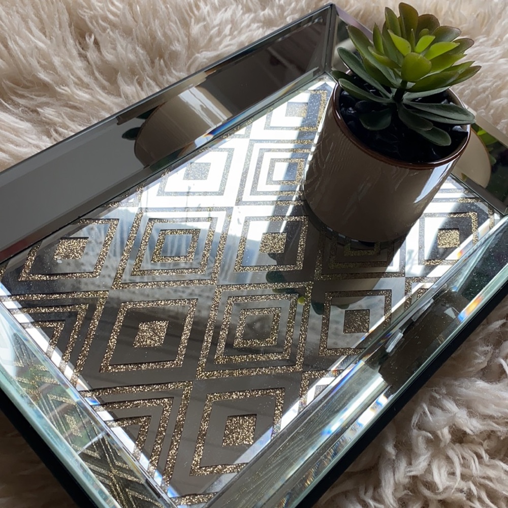 Mirrored tray with sparkle gold pattern